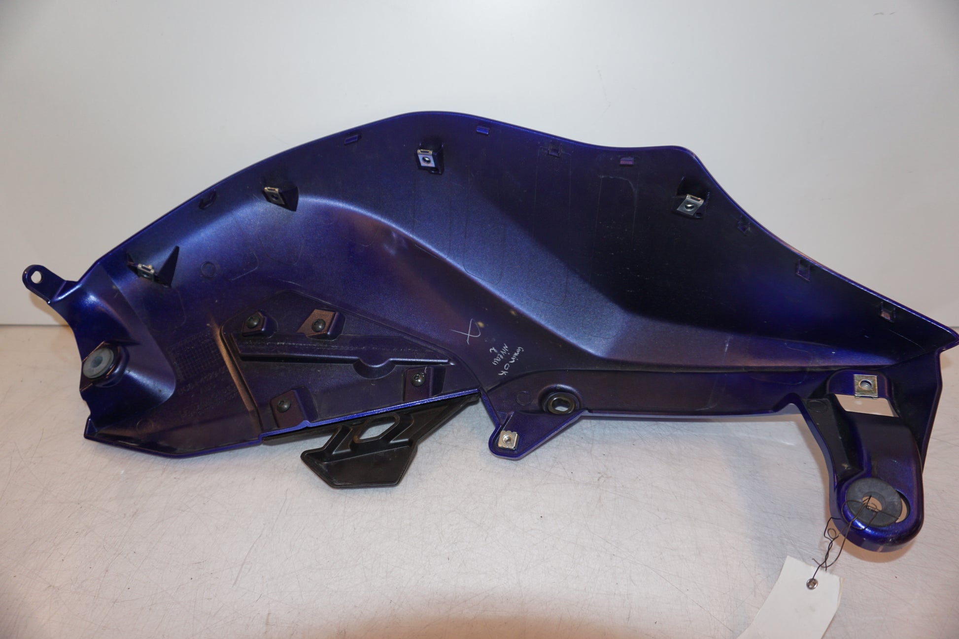 Extrabild2 på Bensintankskåpa från en Yamaha MT-07 Tracer -2016 motorcykel.