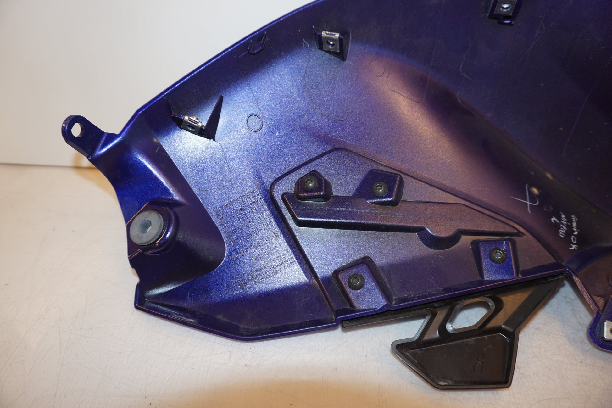 Extrabild3 på Bensintankskåpa från en Yamaha MT-07 Tracer -2016 motorcykel.