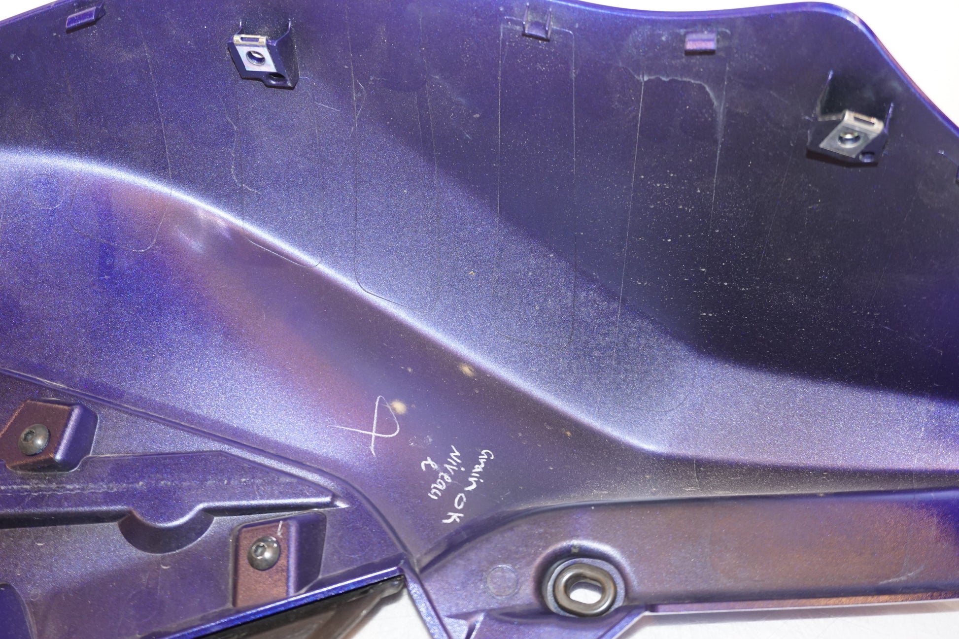 Extrabild4 på Bensintankskåpa från en Yamaha MT-07 Tracer -2016 motorcykel.