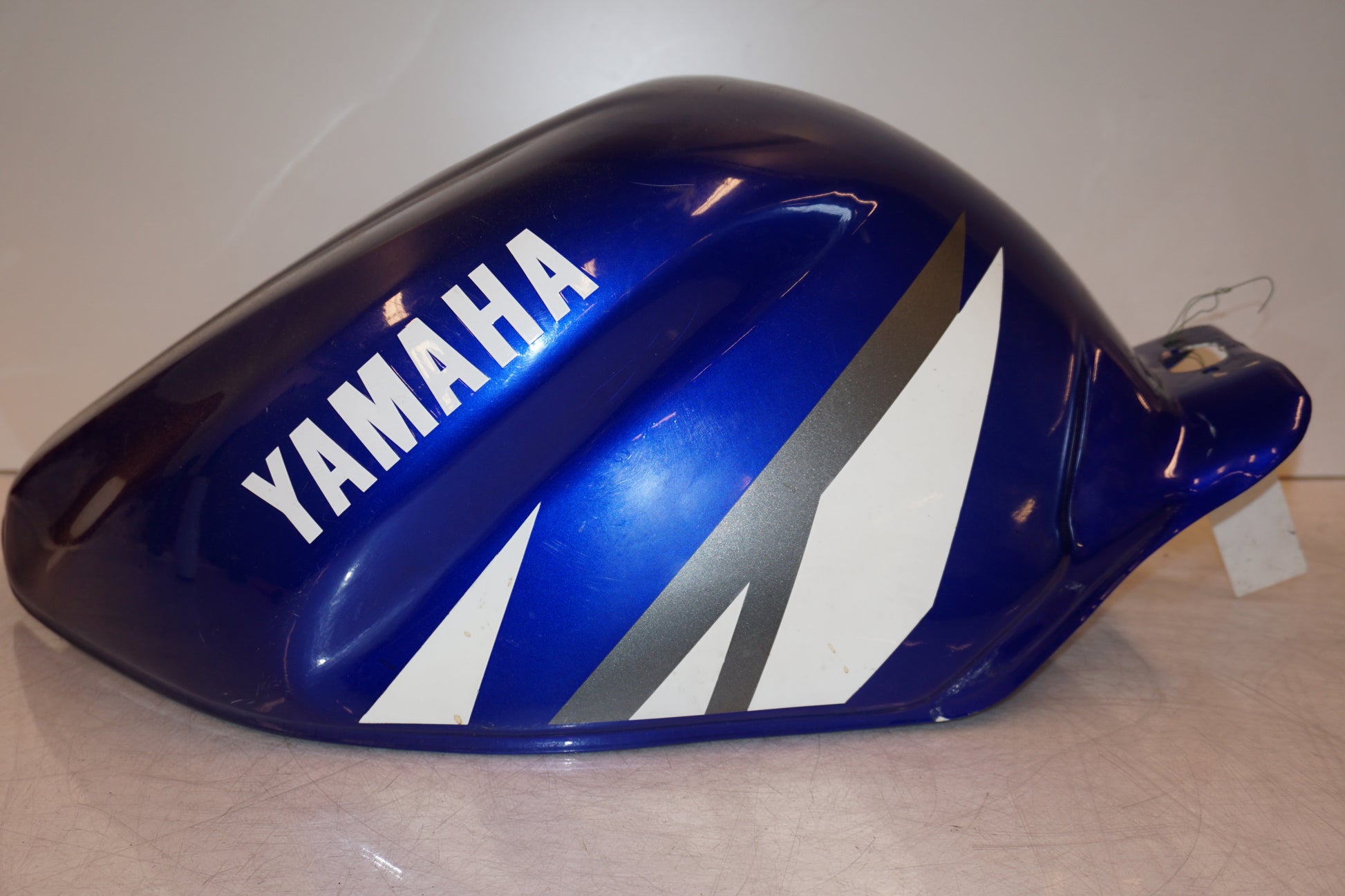 Snett uppifrån på Bensintankskåpa från en Yamaha YZF 600 R -1997 motorcykel.