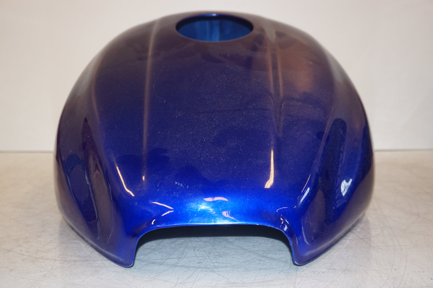 Snett nerifrån på Bensintankskåpa från en Yamaha YZF 600 R -1997 motorcykel.