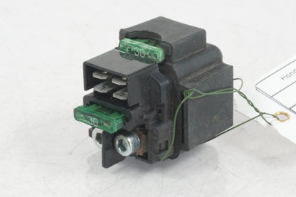 Framsidan på Startrelä från en Honda CBR 900 RR -2000 motorcykel.