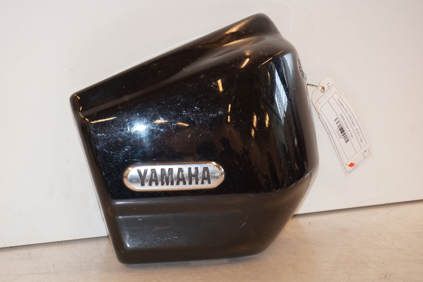 Framsidan på Sidopanel från en Yamaha XVS 1100 -2000 motorcykel.