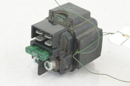 Framsidan på Startrelä från en Honda CBR 900 RR -2000 motorcykel.