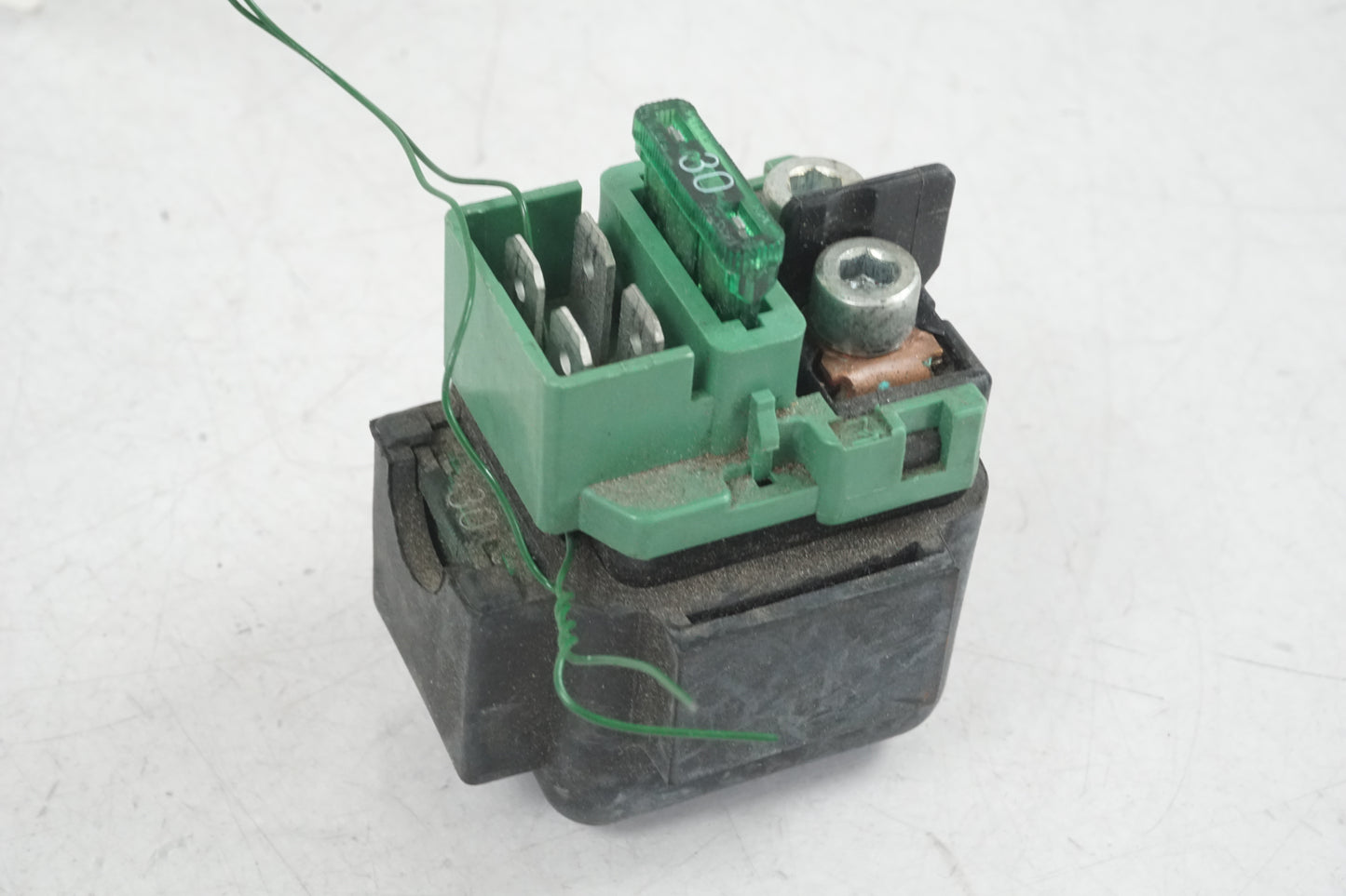 Baksidan på Startrelä från en Honda VFR 800 -1999 motorcykel.