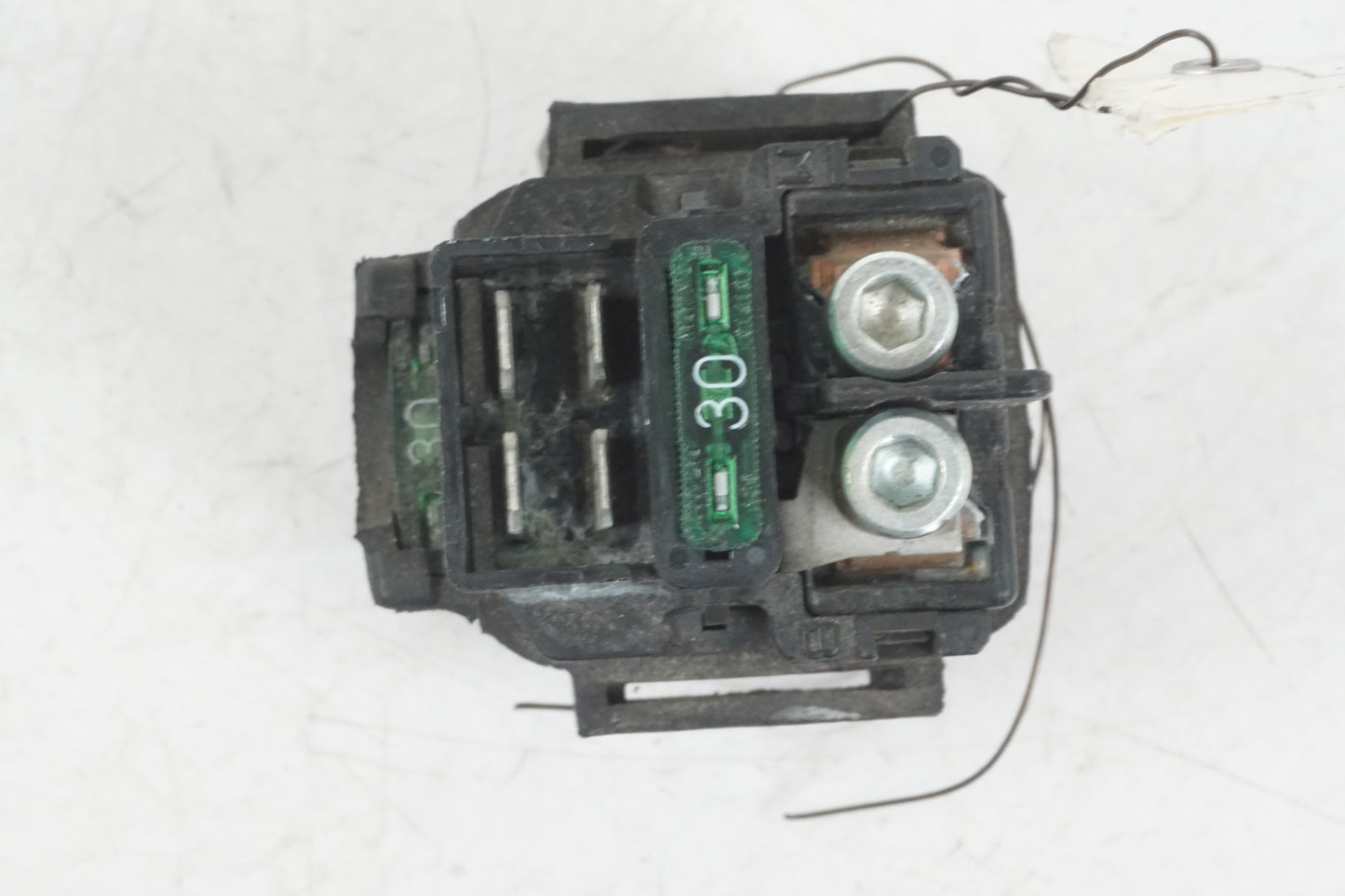 Baksidan på Startrelä från en Honda CBR 900 RR -2000 motorcykel.