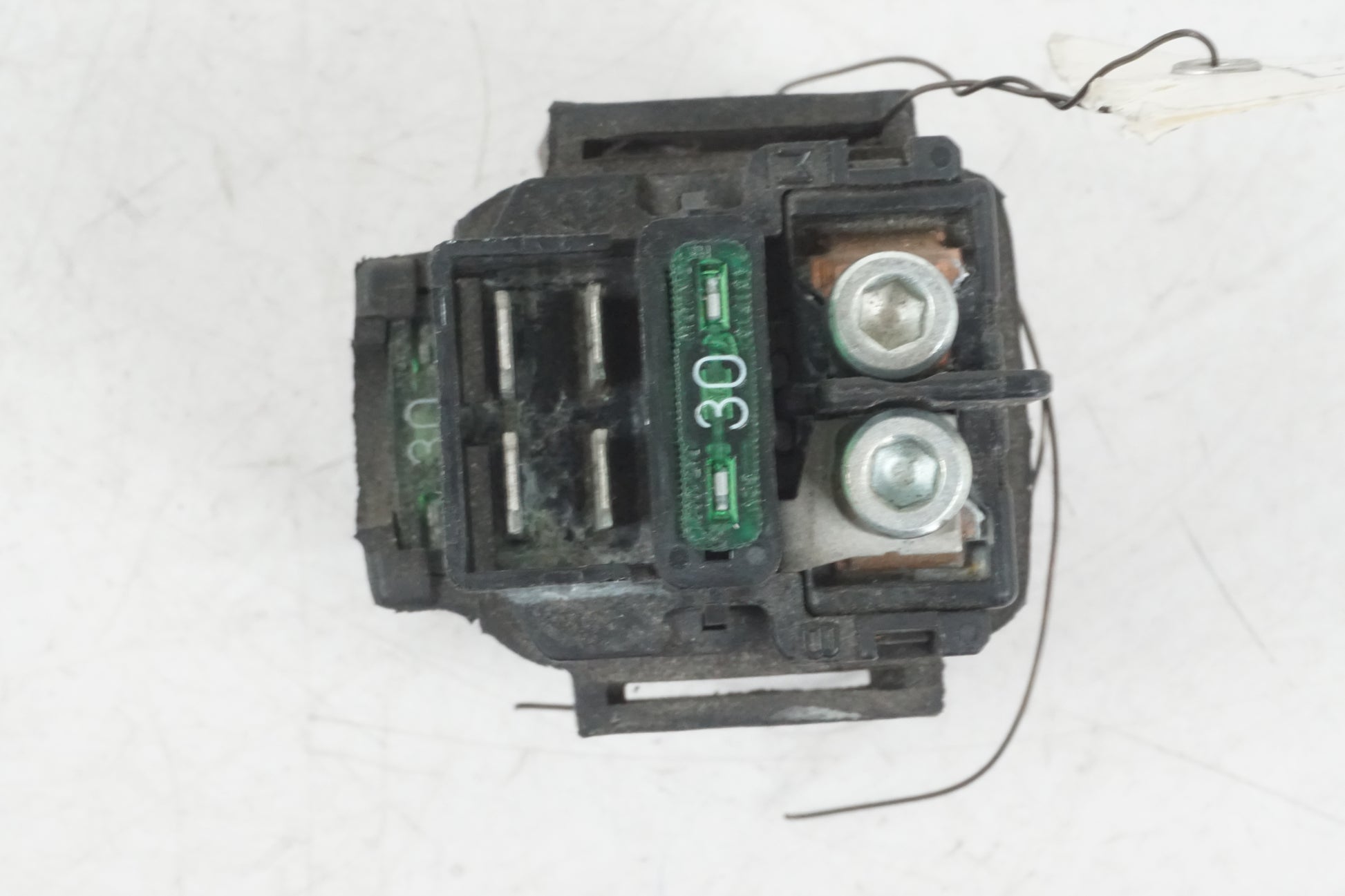 Baksidan på Startrelä från en Honda CBR 900 RR -2000 motorcykel.