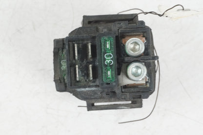 Baksidan på Startrelä från en Honda CBR 900 RR -2000 motorcykel.