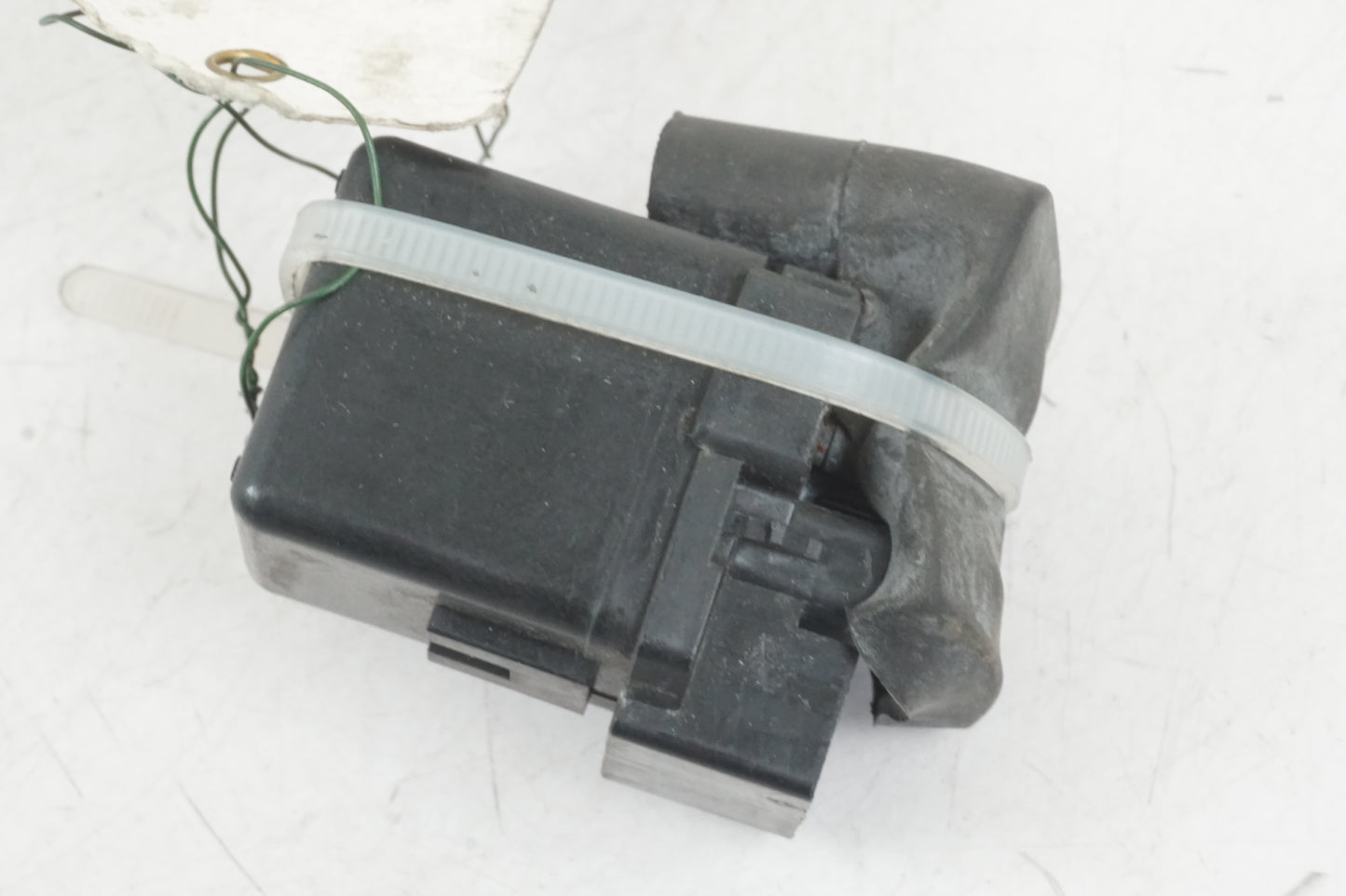 Baksidan på Startrelä från en Honda CBR 900 RR -1999 motorcykel.