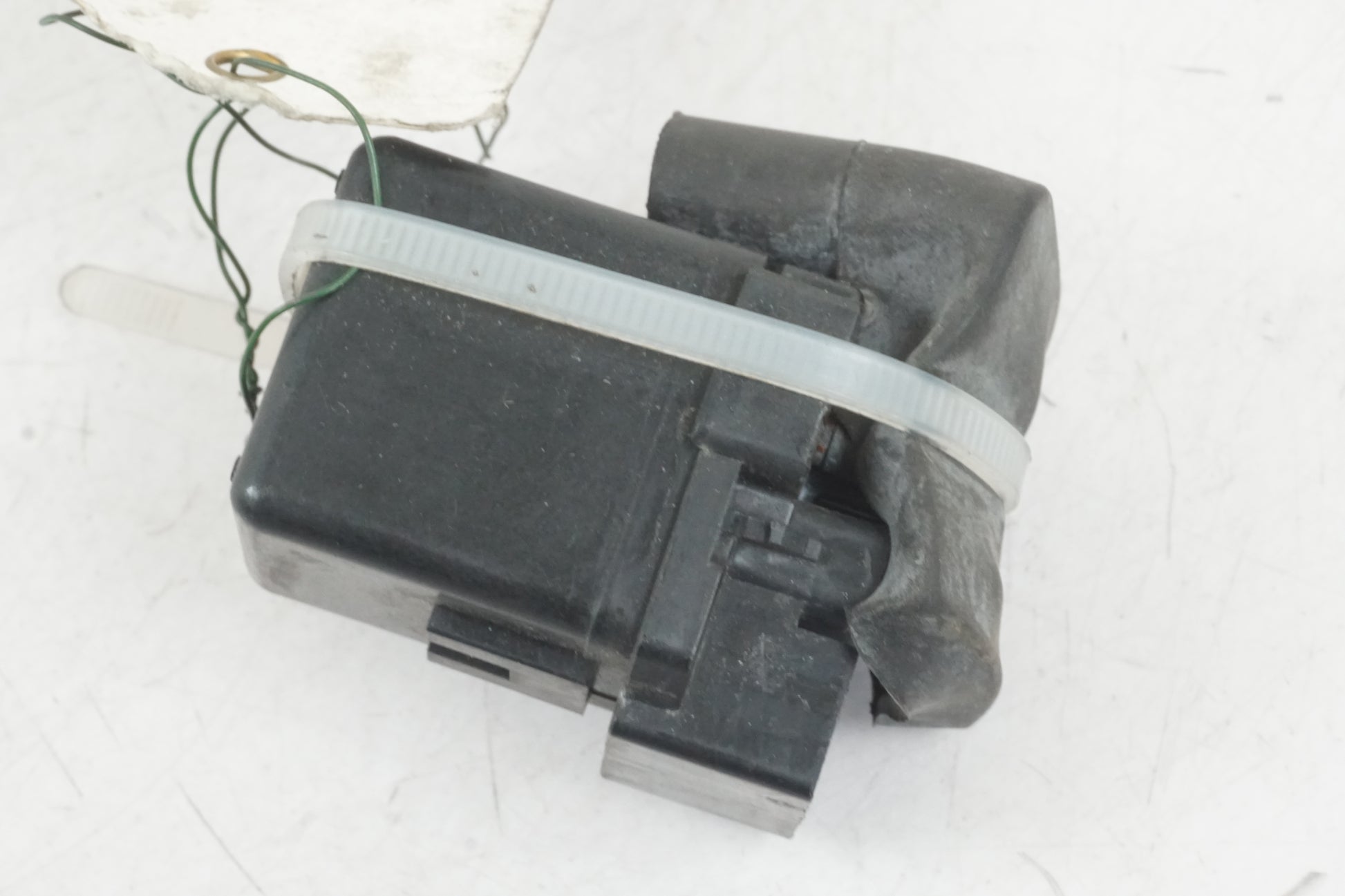 Baksidan på Startrelä från en Honda CBR 900 RR -1999 motorcykel.