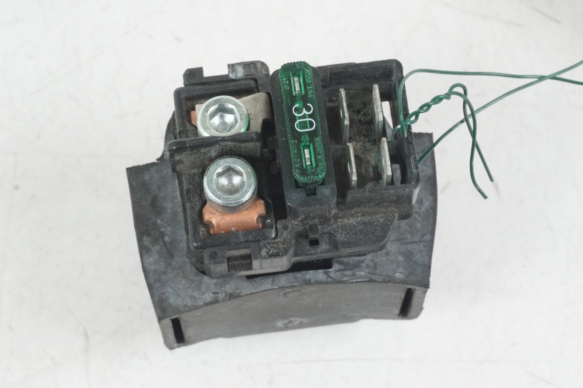 Baksidan på Startrelä från en Honda VTR 1000 F -1998 motorcykel.