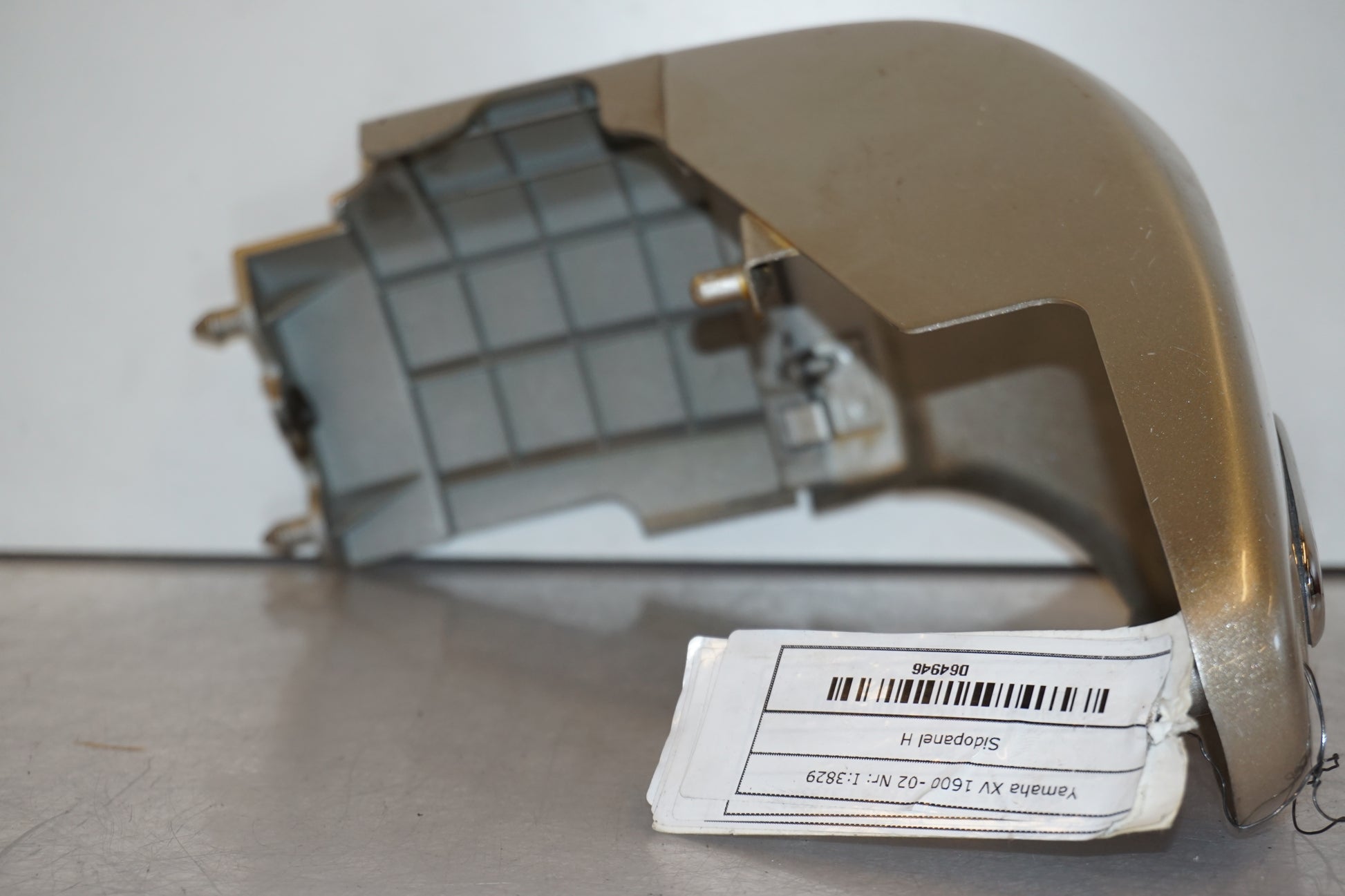 Höger sida på Sidopanel från en Yamaha XV 1600 -2002 motorcykel.