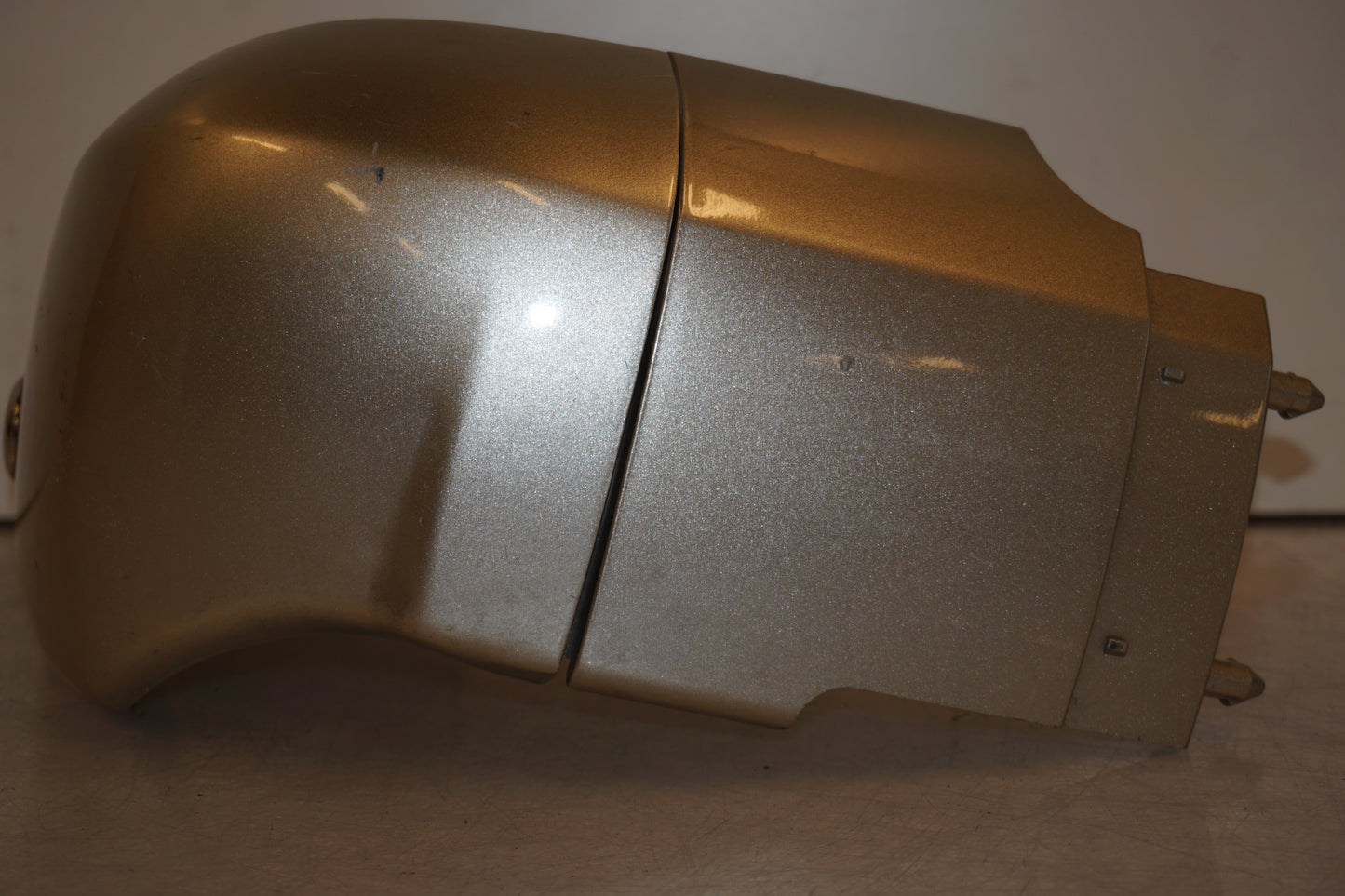 Snett uppifrån på Sidopanel från en Yamaha XV 1600 -2002 motorcykel.