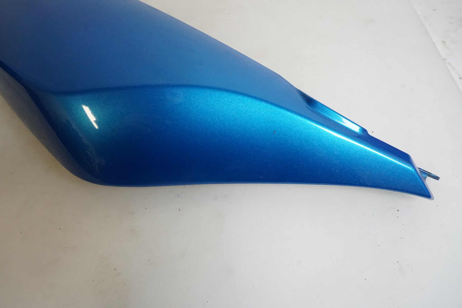 Höger sida på Bakvinge från en BMW K 1200 S -2007 motorcykel.