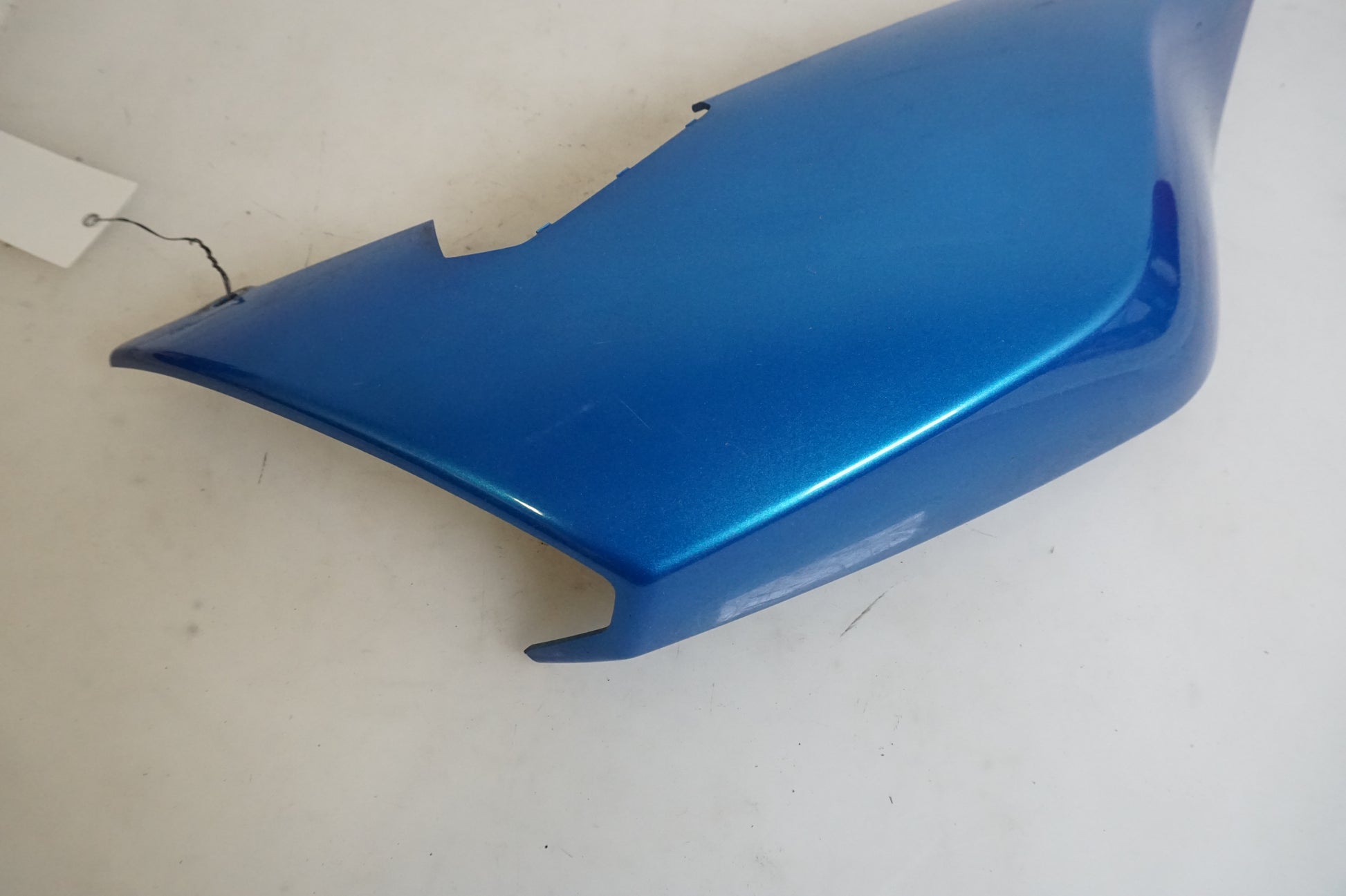 Vänster sida på Bakvinge från en BMW K 1200 S -2007 motorcykel.