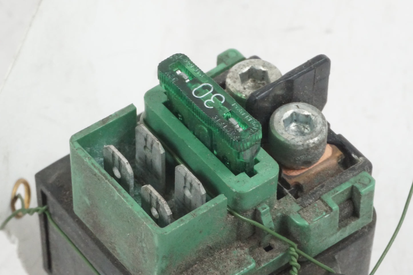 Baksidan på Startrelä från en Honda VT 1100 C -2000 motorcykel.