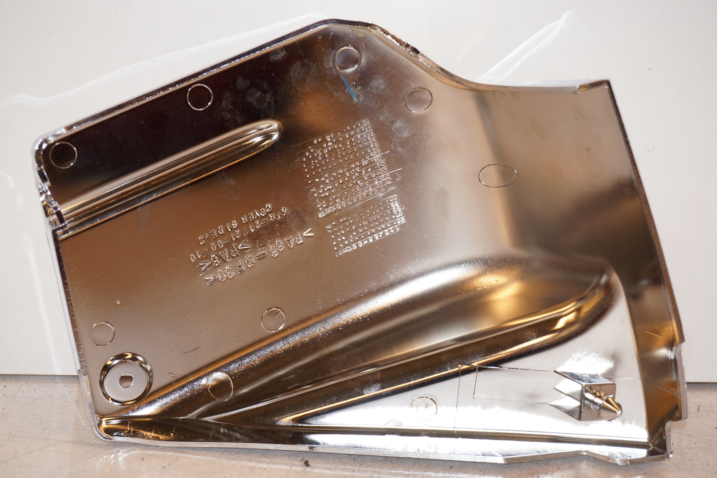 Snett nerifrån på Sidopanel från en Yamaha XVS 650 -1998 motorcykel.