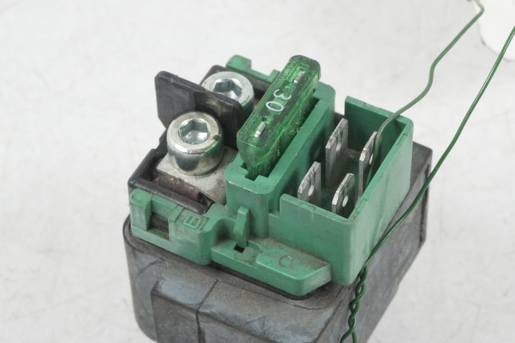 Baksidan på Startrelä från en Honda VT 1100 C -1999 motorcykel.