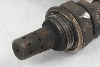 Höger sida på Lambdasond från en Honda CBR 600 -1997 motorcykel.