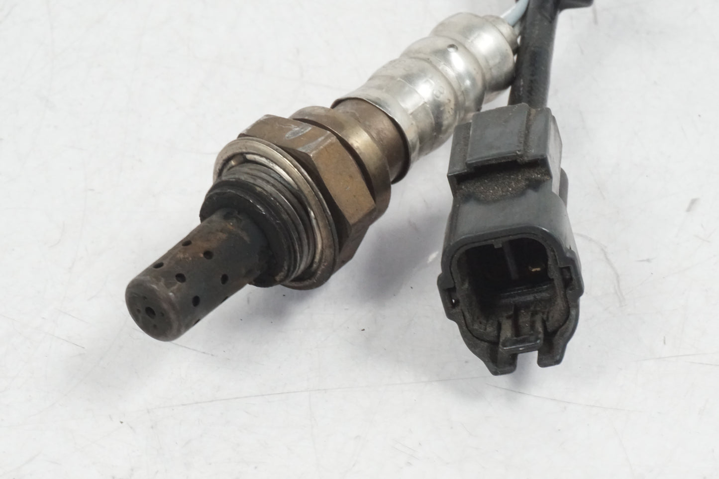 Vänster sida på Lambdasond från en Honda CBR 600 -1997 motorcykel.