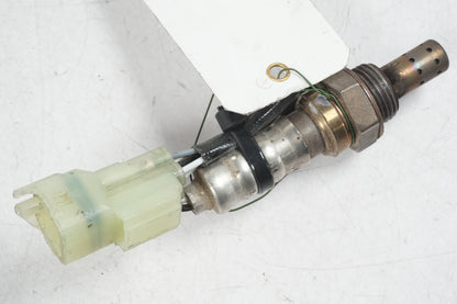 Höger sida på Lambdasond från en Honda VT 750 -2008 motorcykel.