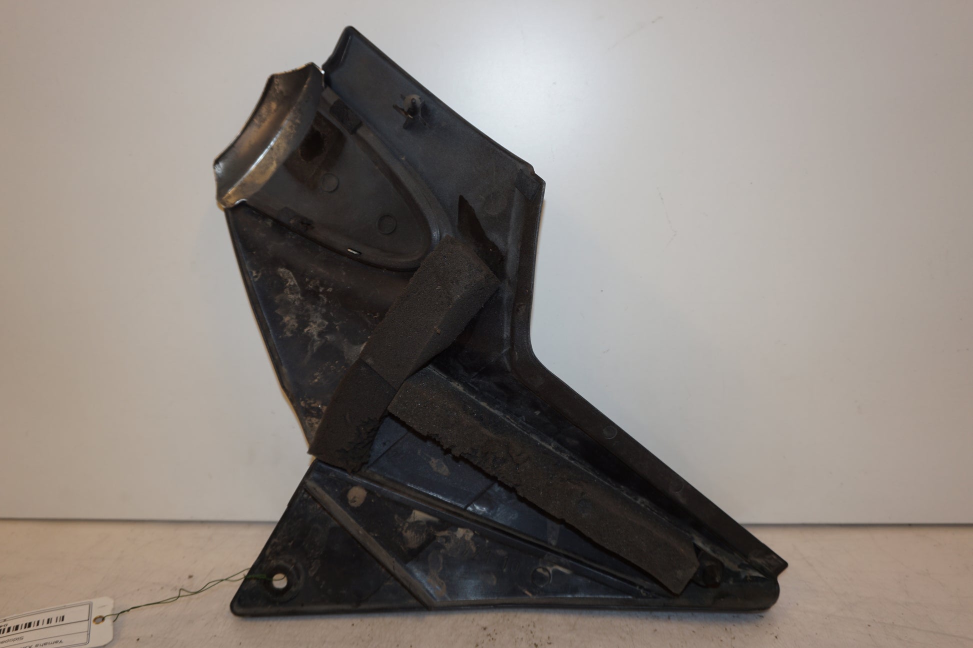 Snett nerifrån på Sidopanel från en Yamaha XJR 1300 -2002 motorcykel.