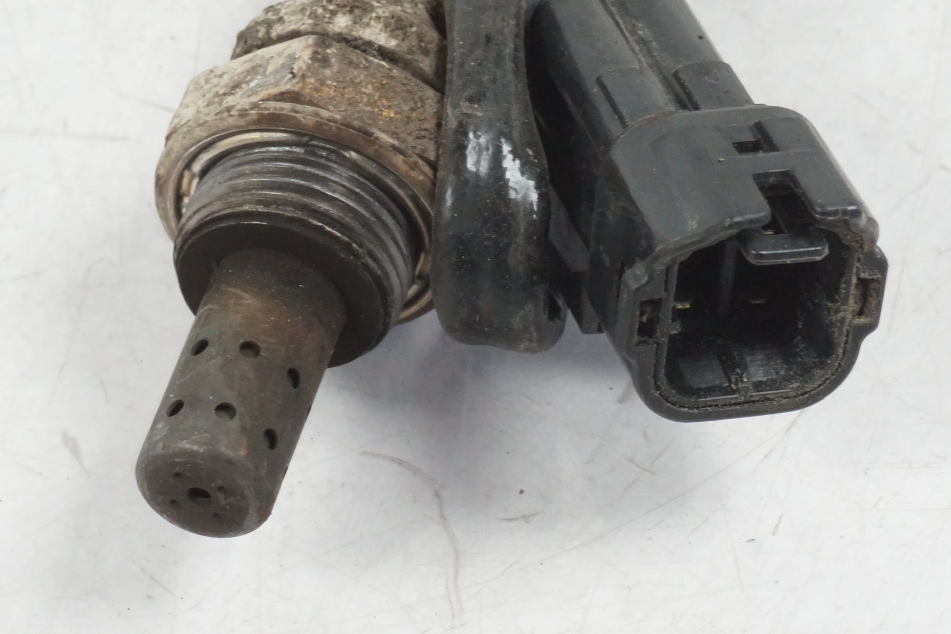 Baksidan på Lambdasond från en Honda VFR 800 -1998 motorcykel.