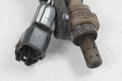 Höger sida på Lambdasond från en Honda VFR 800 -1998 motorcykel.