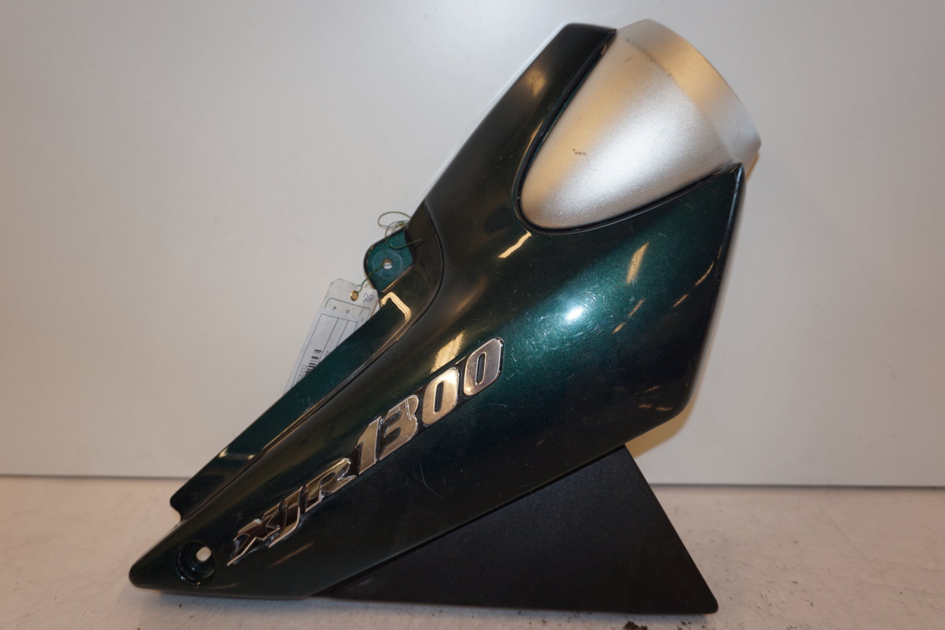 Framsidan på Sidopanel från en Yamaha XJR 1300 -1999 motorcykel.