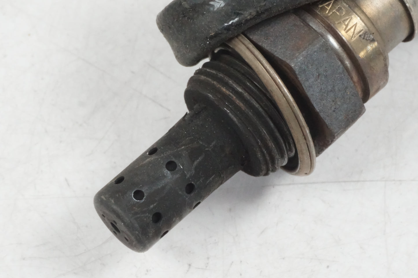 Baksidan på Lambdasond från en Honda VFR 800 -1999 motorcykel.