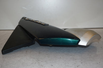 Snett uppifrån på Sidopanel från en Yamaha XJR 1300 -1999 motorcykel.