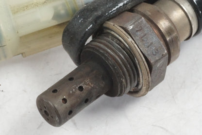 Baksidan på Lambdasond från en Honda VFR 800 -1998 motorcykel.