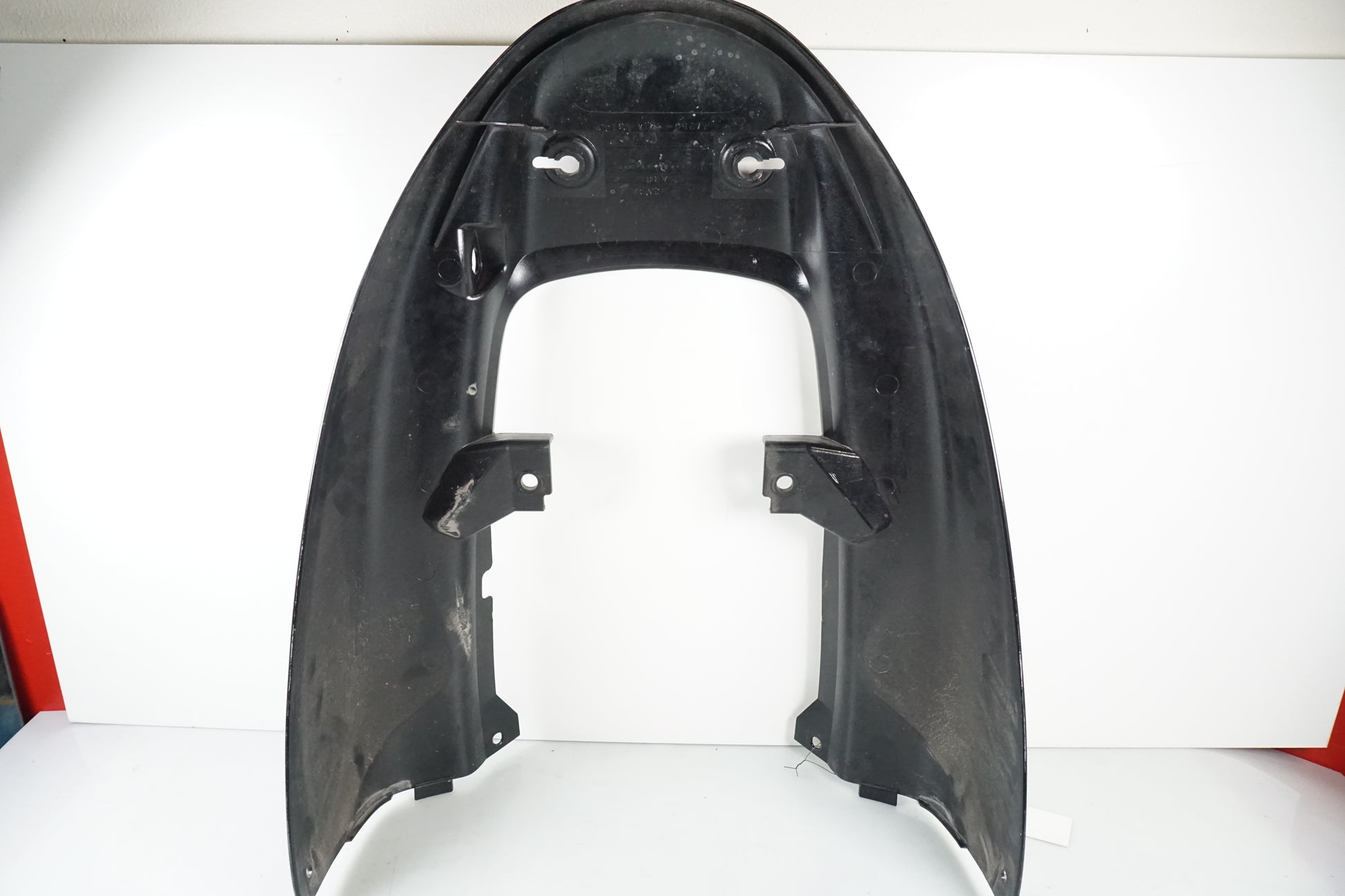 Snett nerifrån på Bakvinge från en Honda XL 1000 V -1999 motorcykel.