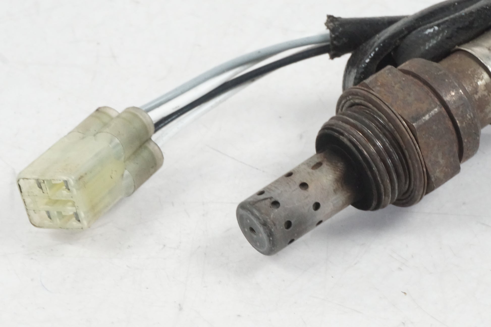 Höger sida på Lambdasond från en Honda CBR 1000 RR -2006 motorcykel.