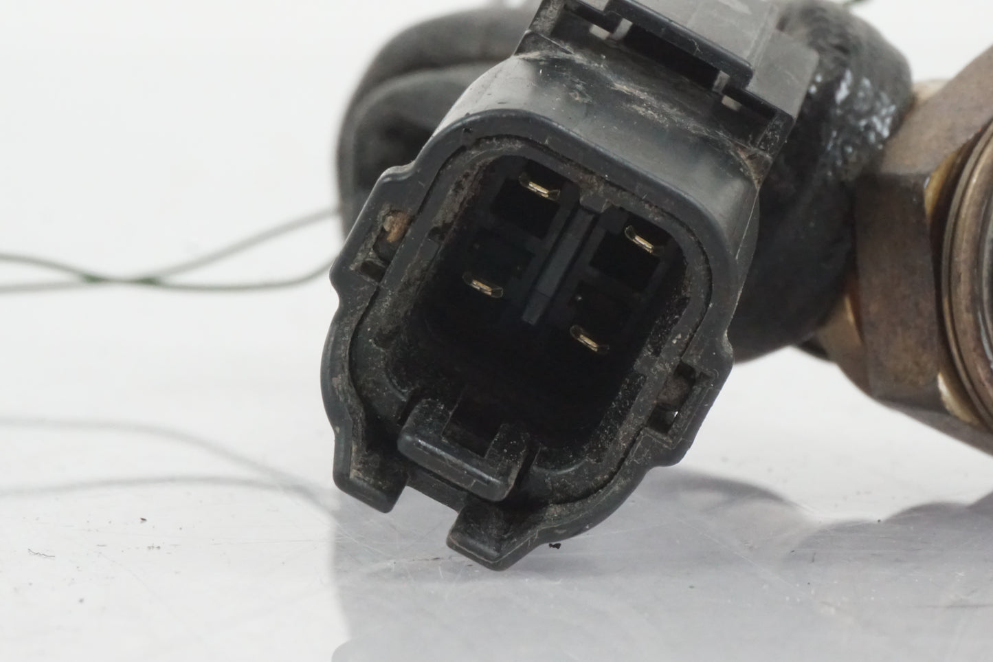 Vänster sida på Lambdasond från en Honda VT 750 -2008 motorcykel.