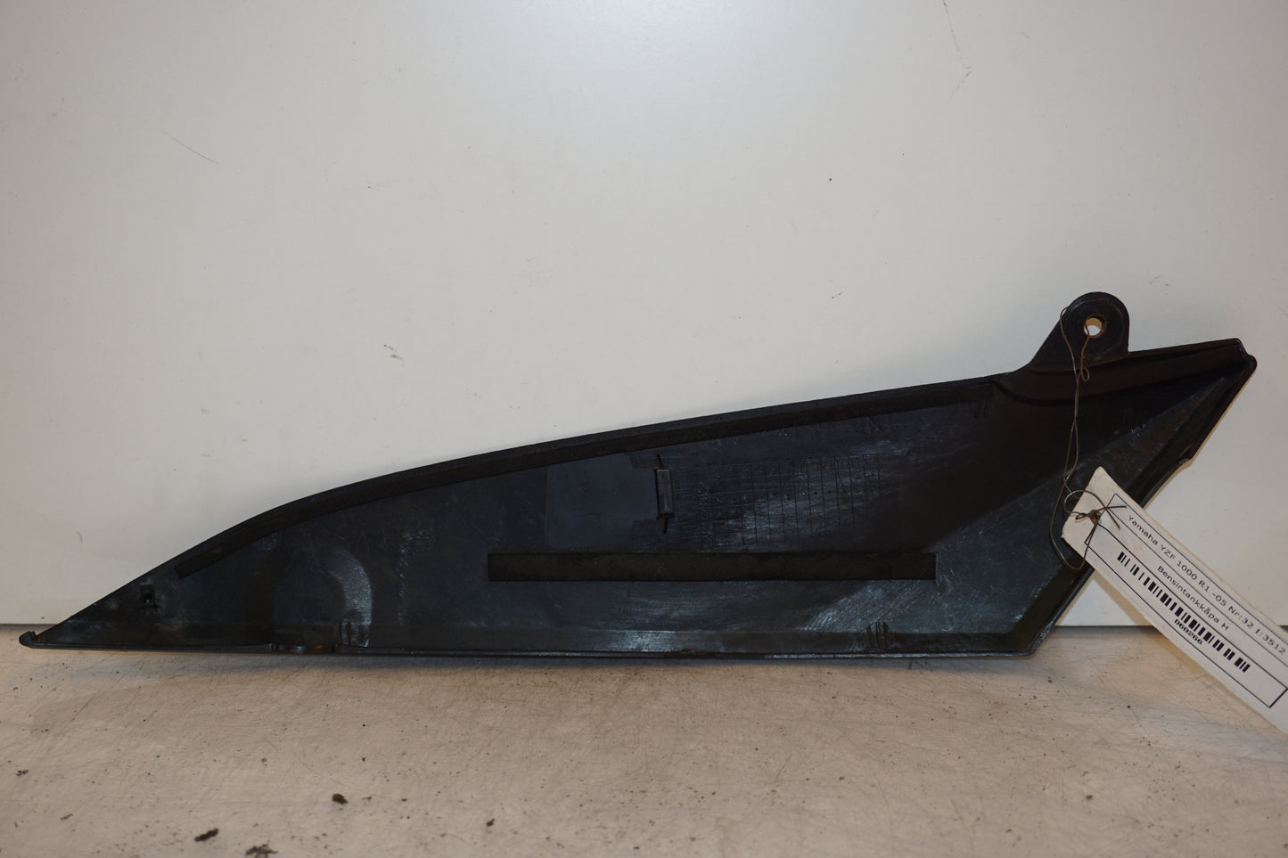 Snett nerifrån på Bensintankskåpa från en Yamaha YZF 1000 R1 -2005 motorcykel.