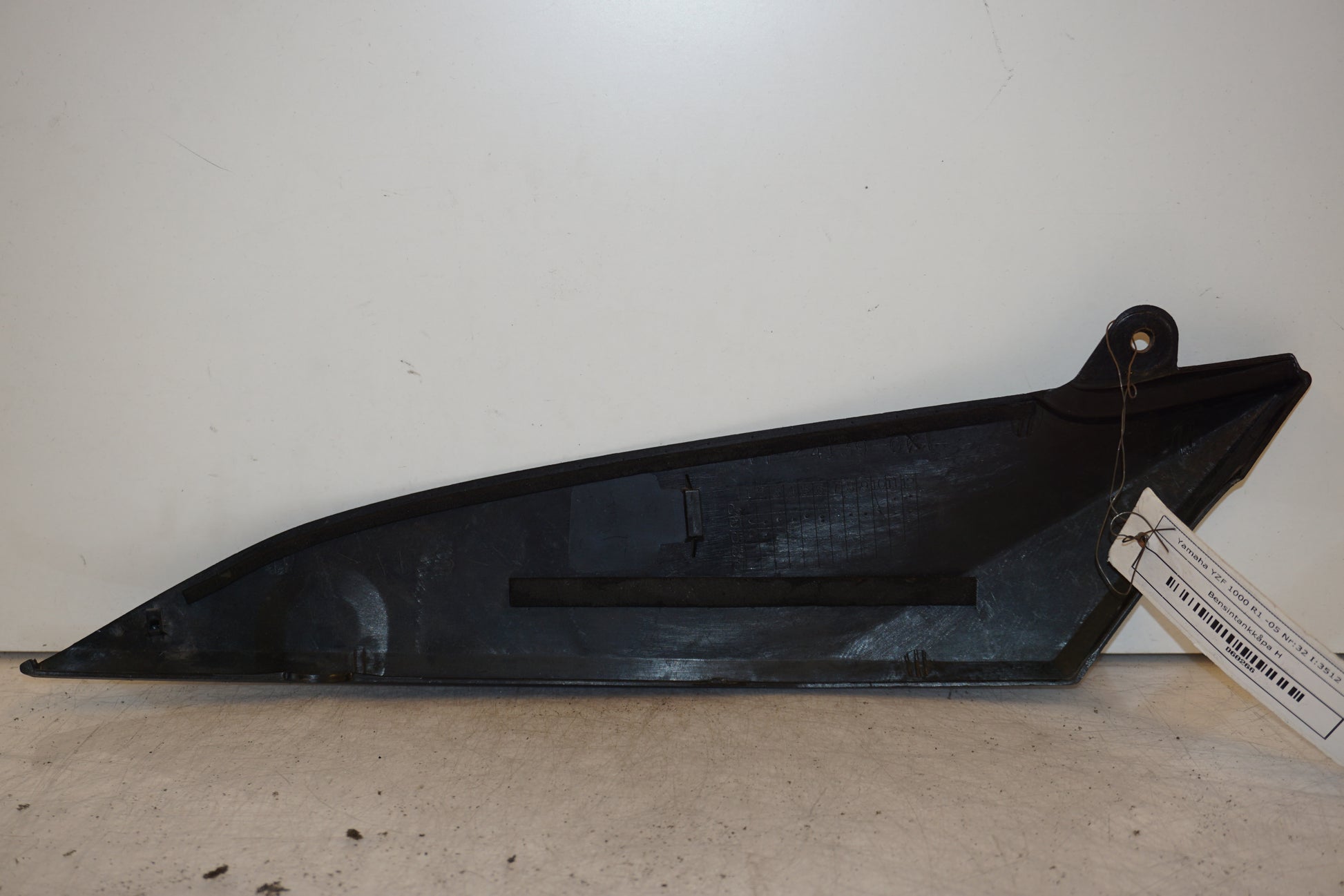 Snett nerifrån på Bensintankskåpa från en Yamaha YZF 1000 R1 -2005 motorcykel.