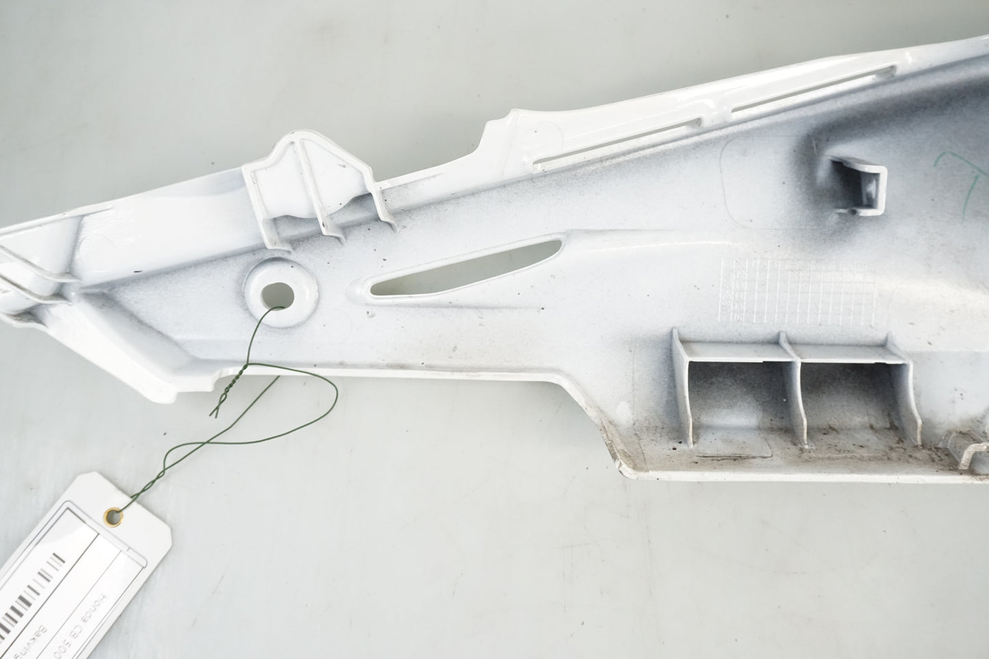 Vänster sida på Bakvinge från en Honda CB 500 F -2013 motorcykel.