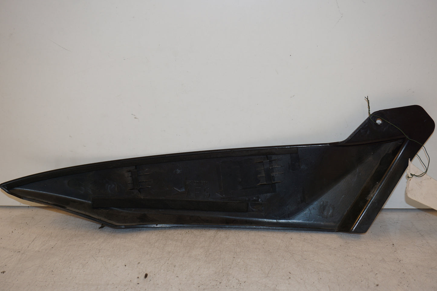 Snett nerifrån på Bensintankskåpa från en Yamaha YZF 1000 R1 -2002 motorcykel.