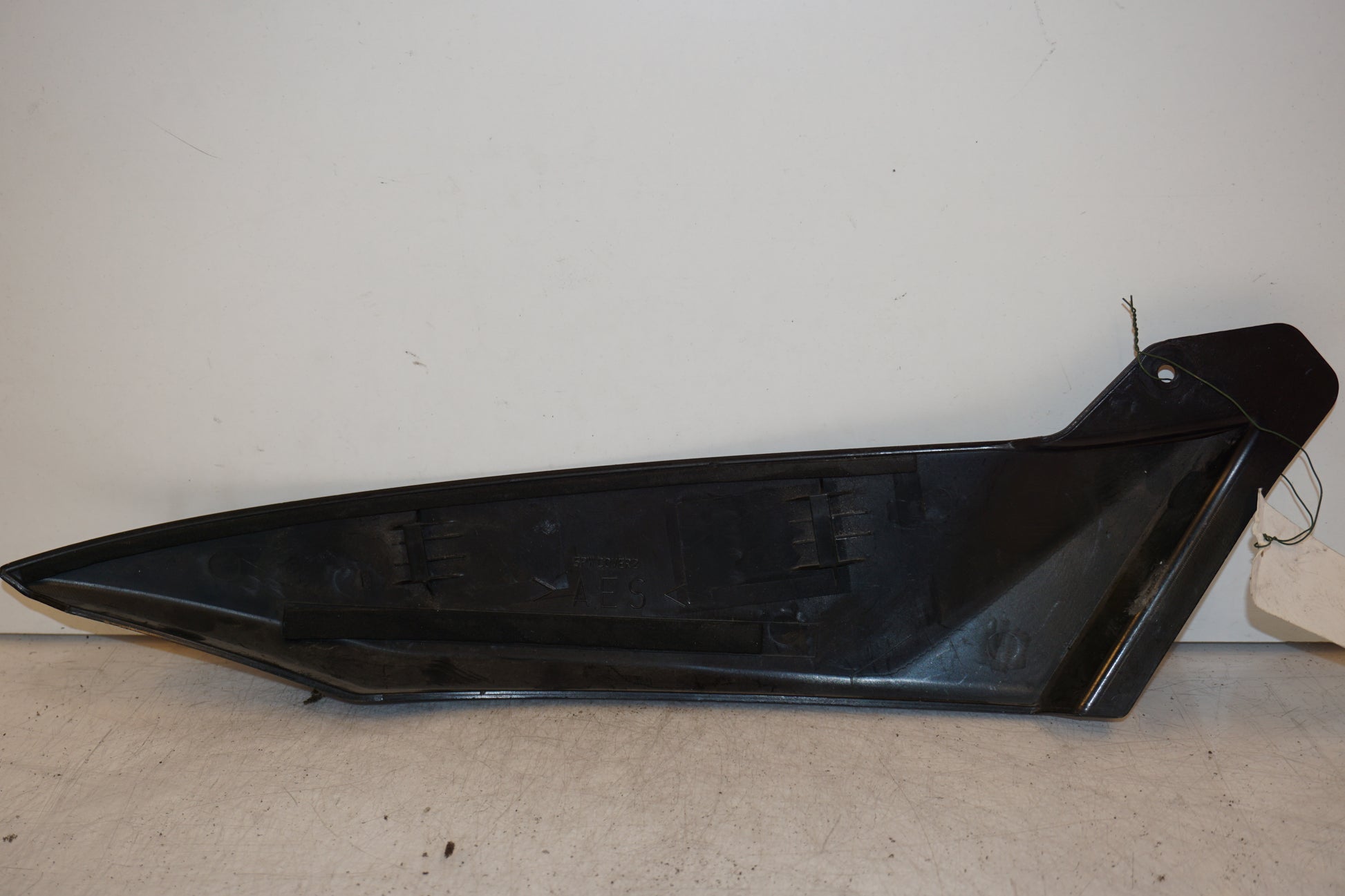 Snett nerifrån på Bensintankskåpa från en Yamaha YZF 1000 R1 -2002 motorcykel.