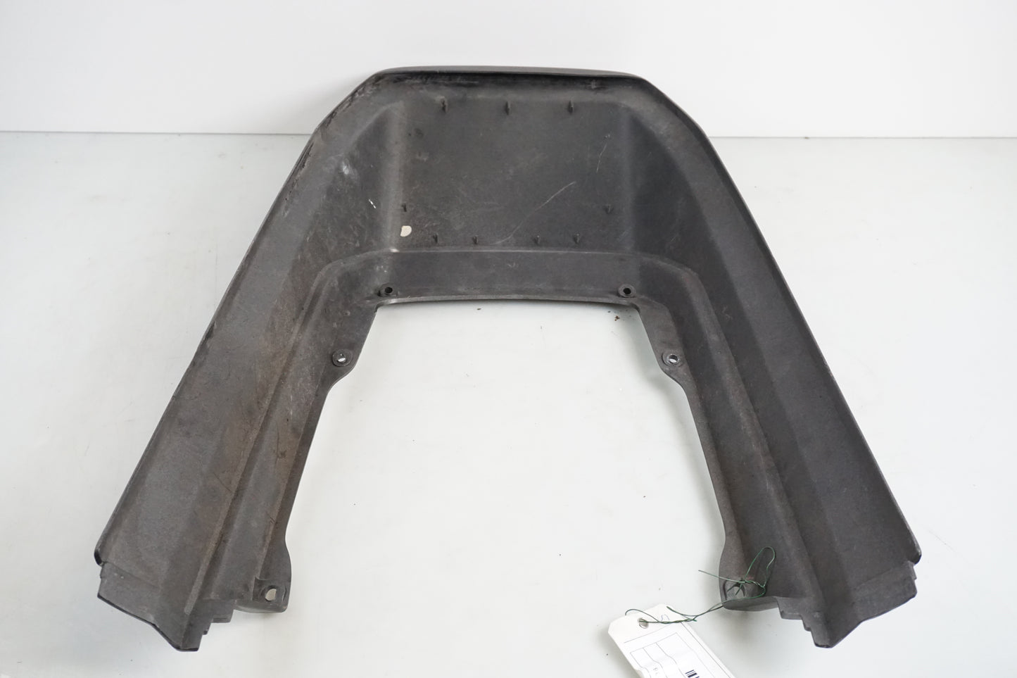 Snett nerifrån på Bakvinge från en Honda CB 650 -1982 motorcykel.