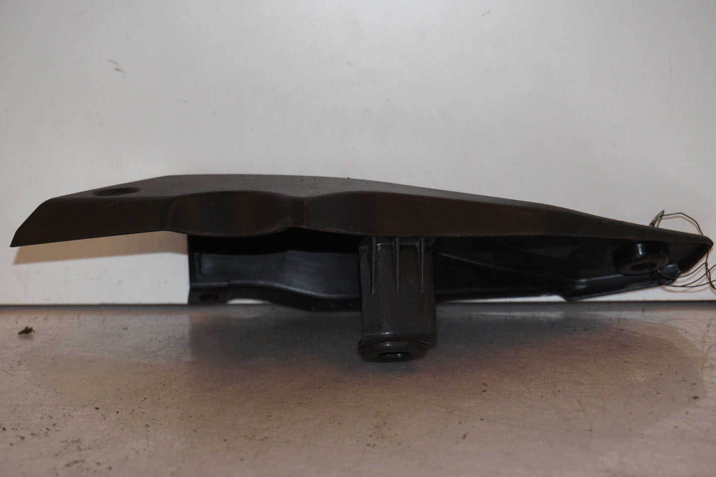 Vänster sida på Sidopanel från en Yamaha MT-07 Tracer -2016 motorcykel.