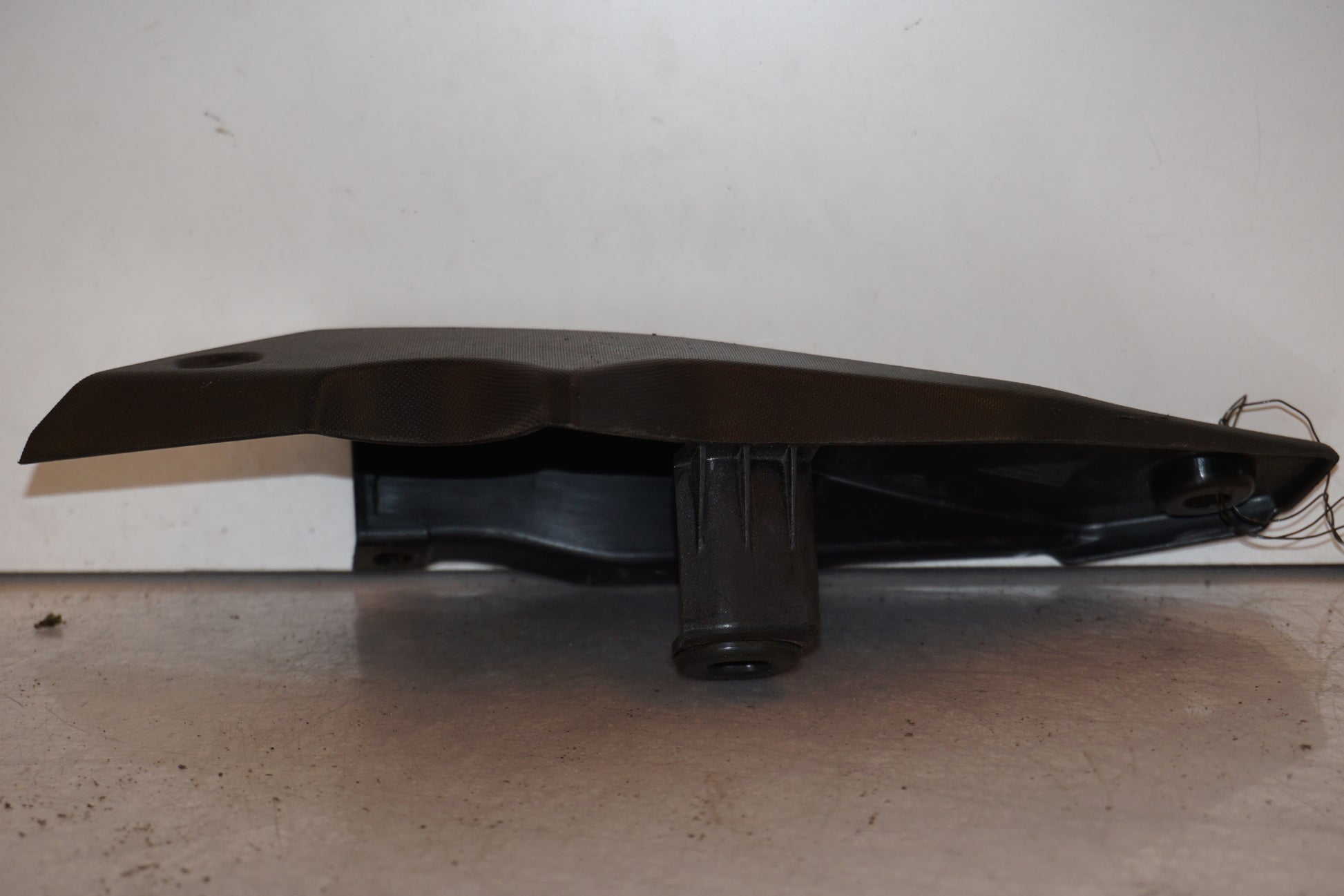 Vänster sida på Sidopanel från en Yamaha MT-07 Tracer -2016 motorcykel.