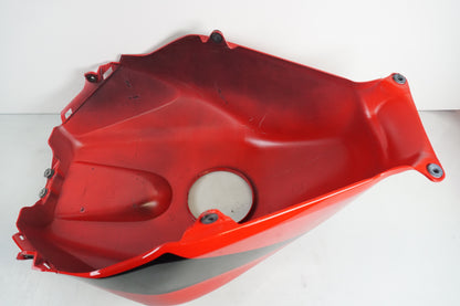 Snett nerifrån på Bensintankskåpa från en Honda CBR 600 RR -2004 motorcykel.