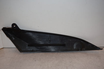 Snett nerifrån på Bensintankskåpa från en Yamaha YZF 1000 R1 -2005 motorcykel.