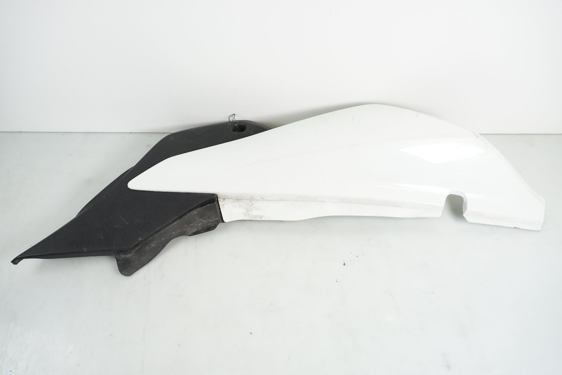 Baksidan på Sidopanel från en Honda XL 125 R -2007 motorcykel.