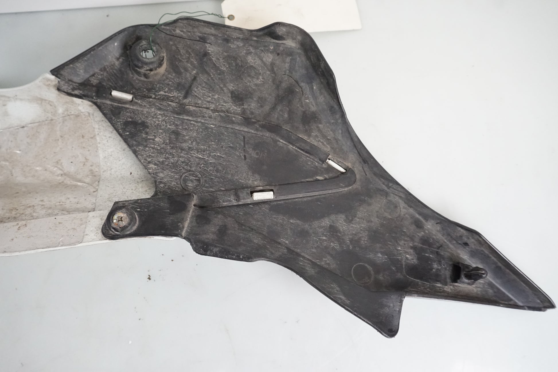 Vänster sida på Sidopanel från en Honda XL 125 R -2007 motorcykel.