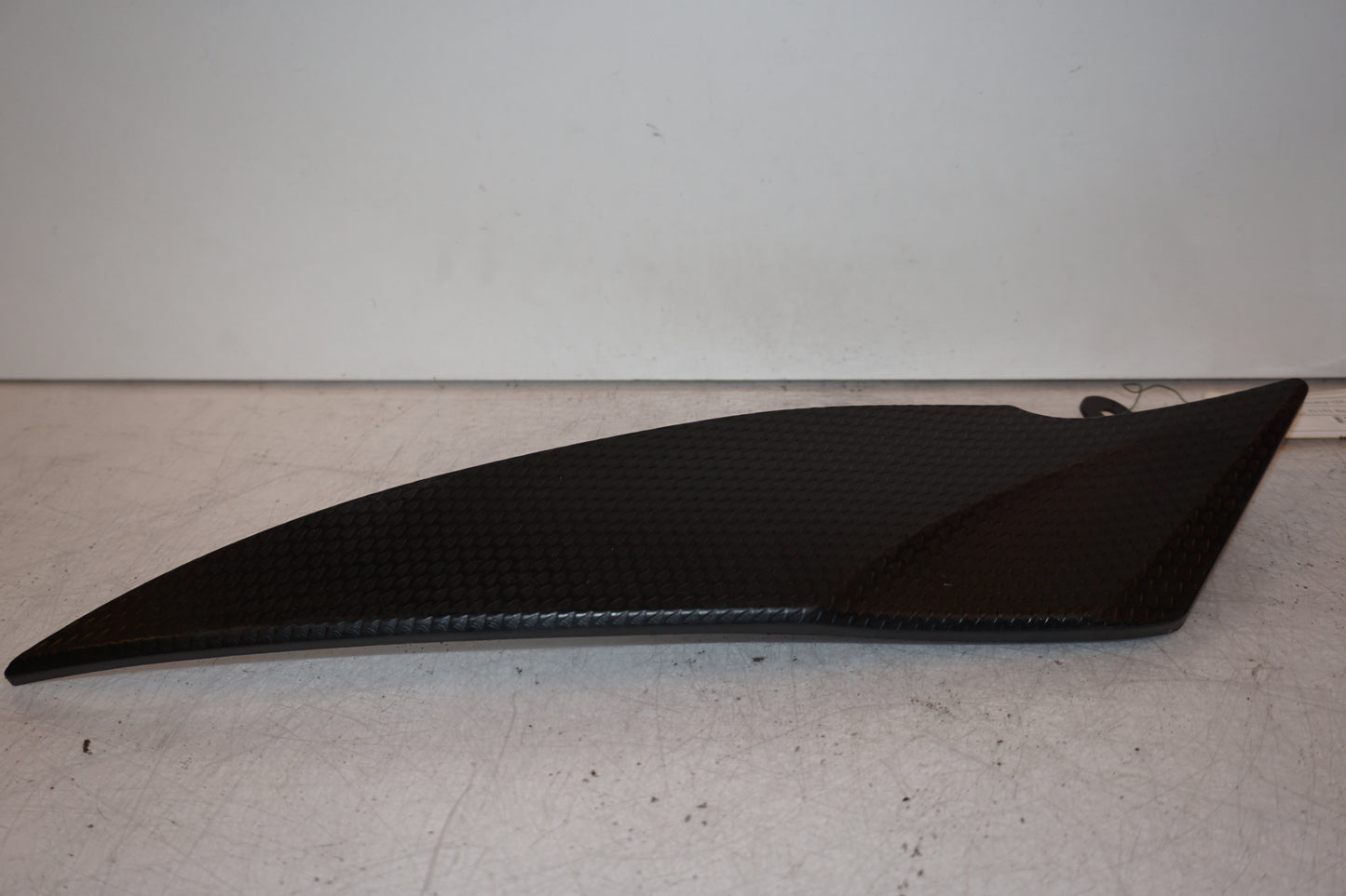 Vänster sida på Bensintankskåpa från en Yamaha YZF 1000 R1 -2008 motorcykel.