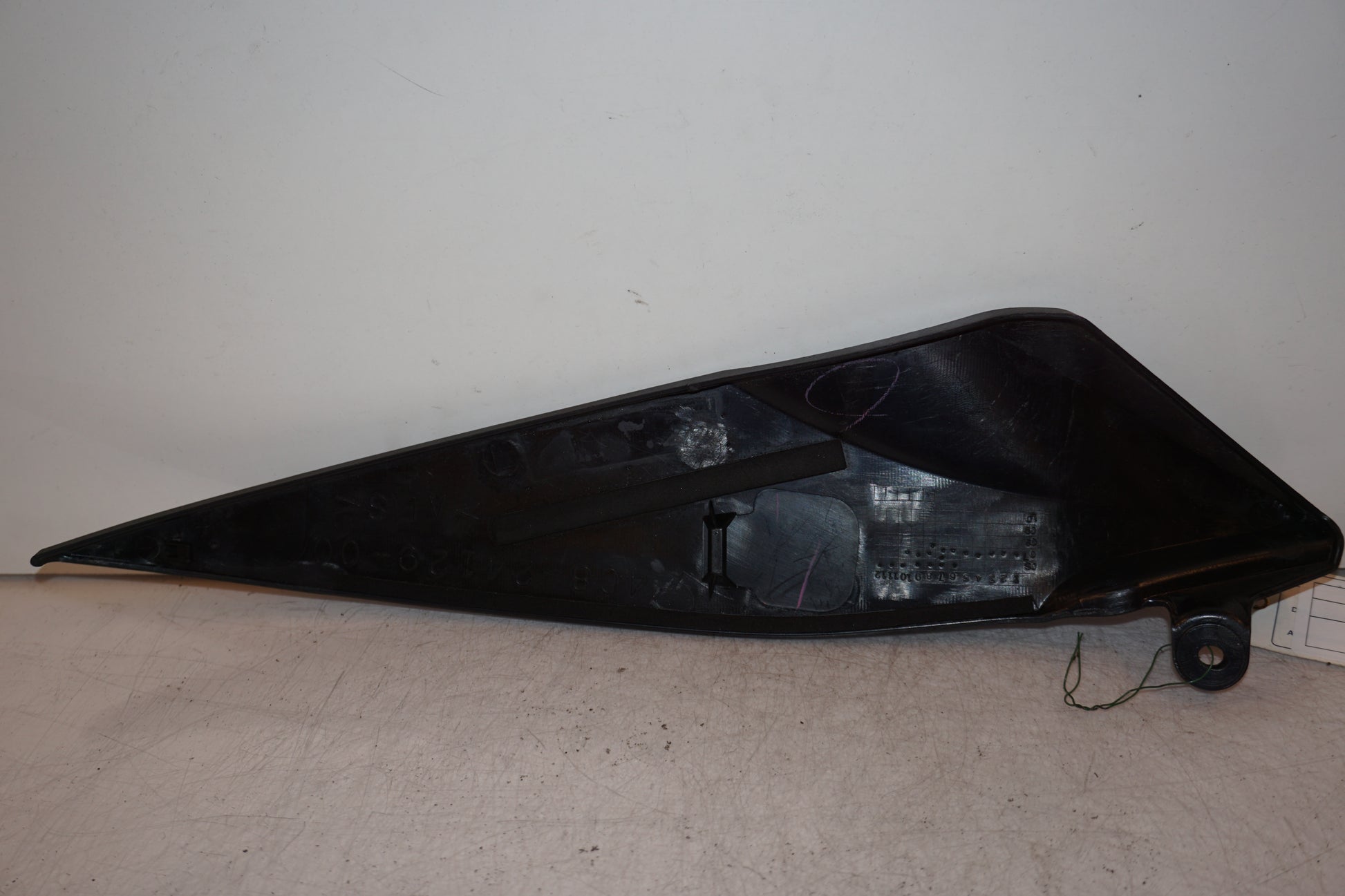 Snett nerifrån på Bensintankskåpa från en Yamaha YZF 1000 R1 -2008 motorcykel.