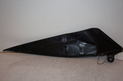 Snett nerifrån på Bensintankskåpa från en Yamaha YZF 1000 R1 -2008 motorcykel.